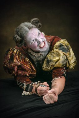 Johann Sebastian Bach gibi genç bir adam koyu yeşil arka planda. Retro biçimi, dönemin karşılaştırması.