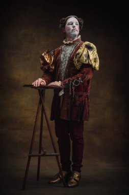 Johann Sebastian Bach gibi genç bir adam koyu yeşil arka planda. Retro biçimi, dönemin karşılaştırması.