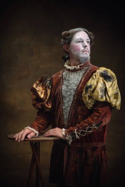 Johann Sebastian Bach gibi genç bir adam koyu yeşil arka planda. Retro biçimi, dönemin karşılaştırması.