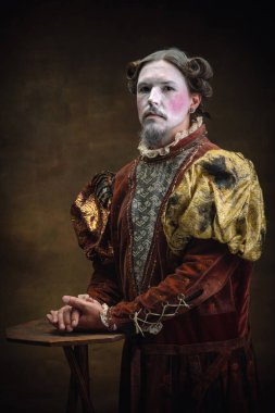 Johann Sebastian Bach gibi genç bir adam koyu yeşil arka planda. Retro biçimi, dönemin karşılaştırması.