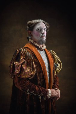 Johann Sebastian Bach gibi genç bir adam koyu yeşil arka planda. Retro biçimi, dönemin karşılaştırması.