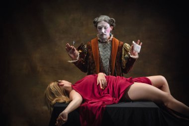 Johann Sebastian Bach gibi genç bir adam koyu yeşil arka planda. Retro biçimi, dönemin karşılaştırması.