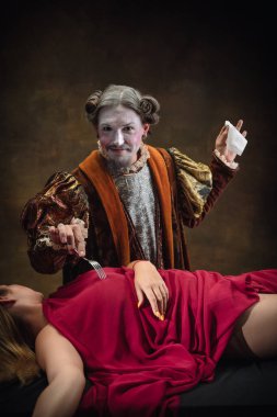 Johann Sebastian Bach gibi genç bir adam koyu yeşil arka planda. Retro biçimi, dönemin karşılaştırması.