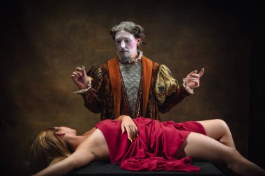 Johann Sebastian Bach gibi genç bir adam koyu yeşil arka planda. Retro biçimi, dönemin karşılaştırması.