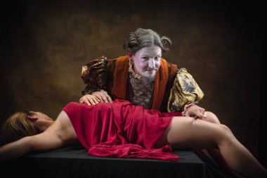 Johann Sebastian Bach gibi genç bir adam koyu yeşil arka planda. Retro biçimi, dönemin karşılaştırması.