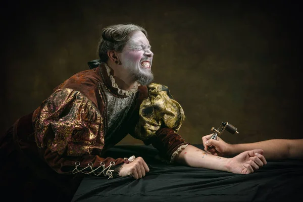 Johann Sebastian Bach gibi genç bir adam koyu yeşil arka planda. Retro biçimi, dönemin karşılaştırması.