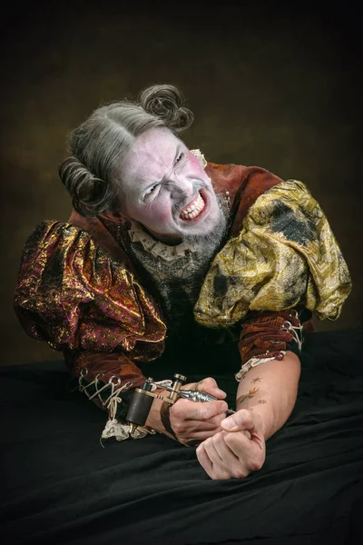 Johann Sebastian Bach gibi genç bir adam koyu yeşil arka planda. Retro biçimi, dönemin karşılaştırması.