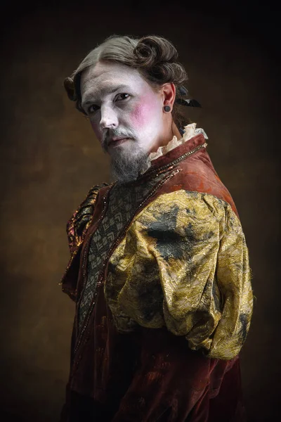 Johann Sebastian Bach gibi genç bir adam koyu yeşil arka planda. Retro biçimi, dönemin karşılaştırması.