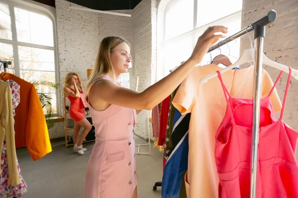 Ropa, tienda de ropa durante las ventas, colección de verano u otoño. Mujeres jóvenes en busca de nuevo atuendo — Foto de Stock