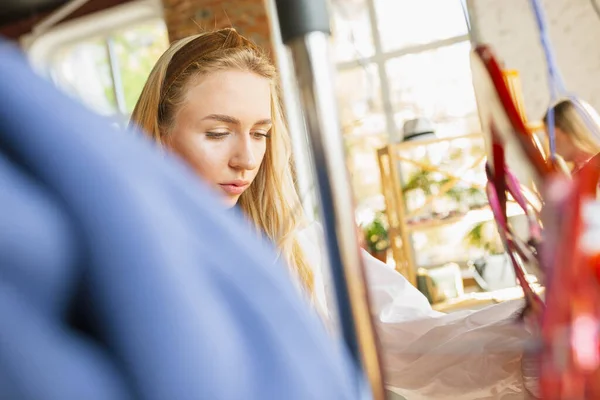 Draag, kleding winkel tijdens de verkoop, zomer of herfst collectie. Jonge vrouwen op zoek naar nieuwe kleding — Stockfoto