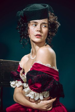 Koyu mavi arka planda Anna Karenina gibi genç bir kadın. Retro biçimi, dönemin karşılaştırması.