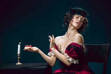 Koyu mavi arka planda Anna Karenina gibi genç bir kadın. Retro biçimi, dönemin karşılaştırması.