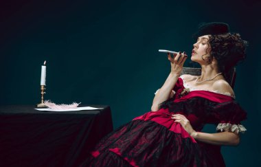 Koyu mavi arka planda Anna Karenina gibi genç bir kadın. Retro biçimi, dönemin karşılaştırması.