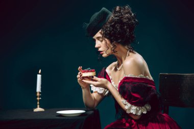 Koyu mavi arka planda Anna Karenina gibi genç bir kadın. Retro biçimi, dönemin karşılaştırması.