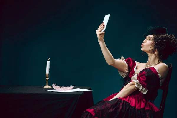 Anna Karenina, fiatal nő, sötétkék háttérrel. Retro stílus, a korszakok fogalmának összehasonlítása. — Stock Fotó