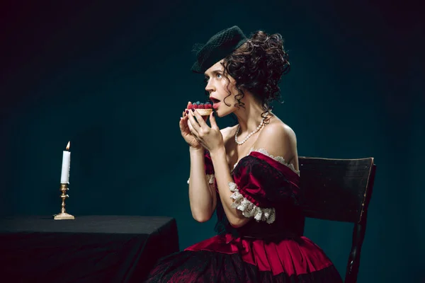 Anna Karenina, fiatal nő, sötétkék háttérrel. Retro stílus, a korszakok fogalmának összehasonlítása. — Stock Fotó