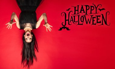 Genç kadın korkunç bir geçmişi olan bir cadı.