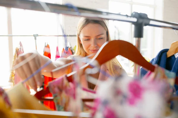 Ropa, tienda de ropa durante las ventas, colección de verano u otoño. Mujeres jóvenes en busca de nuevo atuendo — Foto de Stock