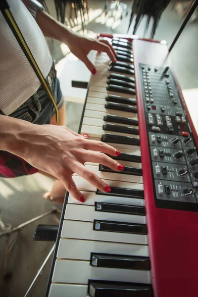 Mujer grabando música, cantando y tocando el piano mientras está de pie en el lugar de trabajo o en casa —  Fotos de Stock