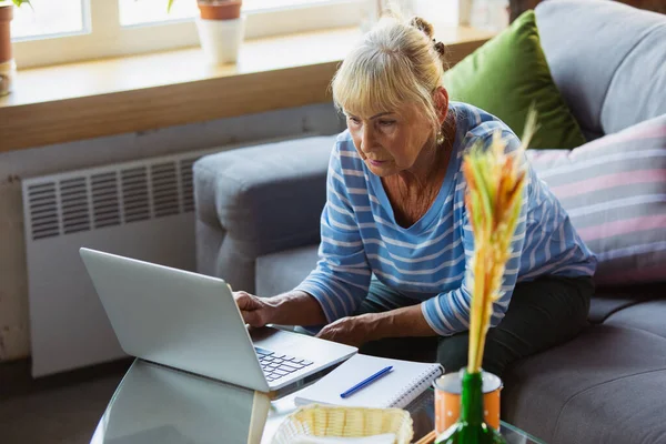 Старша жінка навчається вдома, отримує онлайн-курси — стокове фото