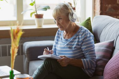 Son sınıf öğrencisi evde okuyor, online kurslara katılıyor.