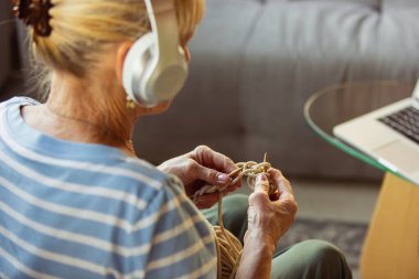 Son sınıf öğrencisi evde okuyor, online kurslara katılıyor.