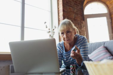 Son sınıf öğrencisi evde okuyor, online kurslara katılıyor.