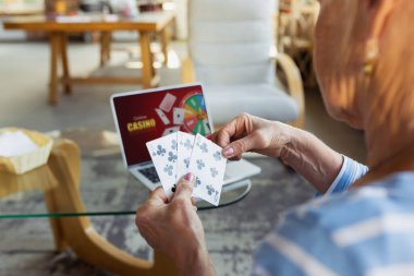 Son sınıf öğrencisi evde okuyor, online kurslara katılıyor.