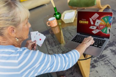 Son sınıf öğrencisi evde okuyor, online kurslara katılıyor.
