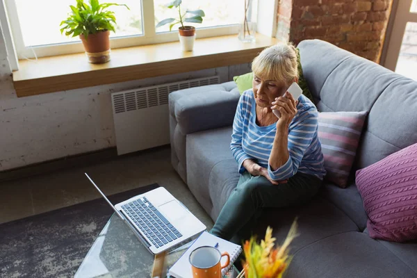 Mujer mayor estudiando en casa, recibiendo cursos en línea — Foto de Stock