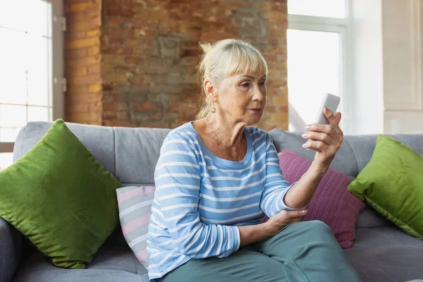 Son sınıf öğrencisi evde okuyor, online kurslara katılıyor.