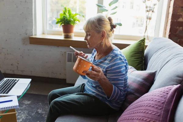 Senior kvinna studerar hemma, få online-kurser — Stockfoto