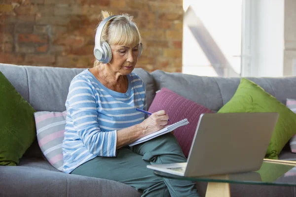 Старша жінка навчається вдома, отримує онлайн-курси — стокове фото
