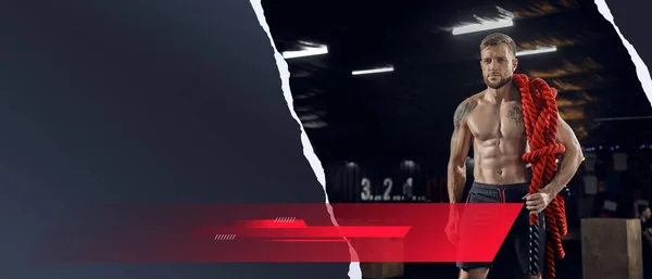 El atleta masculino entrena duro en el gimnasio. Concepto de fitness y estilo de vida saludable. Volante. —  Fotos de Stock