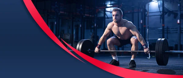 El atleta masculino entrena duro en el gimnasio. Concepto de fitness y estilo de vida saludable. Volante. —  Fotos de Stock