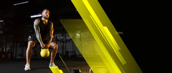 El atleta masculino entrena duro en el gimnasio. Concepto de fitness y estilo de vida saludable. Volante. — Foto de Stock