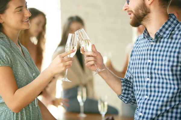 Menschen, die Gläser mit Wein oder Champagner klappern. Fröhliche, fröhliche Freunde feiern Feiertage, treffen sich. Nahaufnahme lächelnder Freunde, Lebensstil — Stockfoto