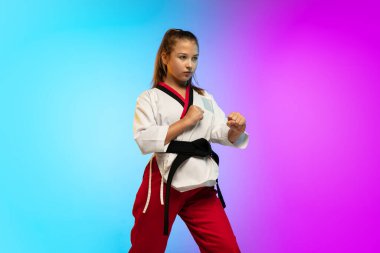 Karate, tekvando ve siyah kuşaklı kız neon ışıklarıyla izole edilmiş.