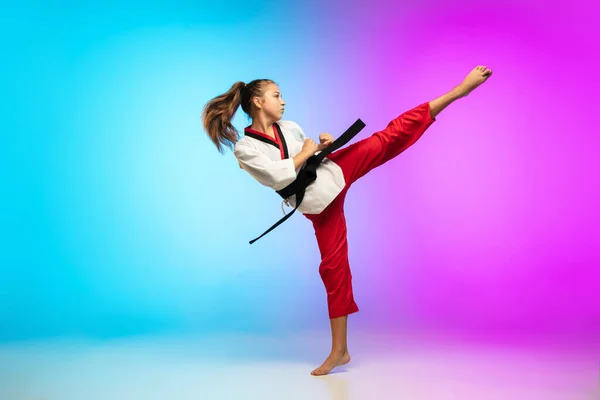 Karate, taekwondo dívka s černým pásem izolované na gradientu pozadí v neonovém světle — Stock fotografie