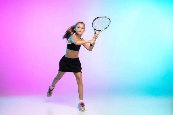 小さなテニス女の子で黒スポーツウェア絶縁でグラデーション背景でネオンライト — ストック写真