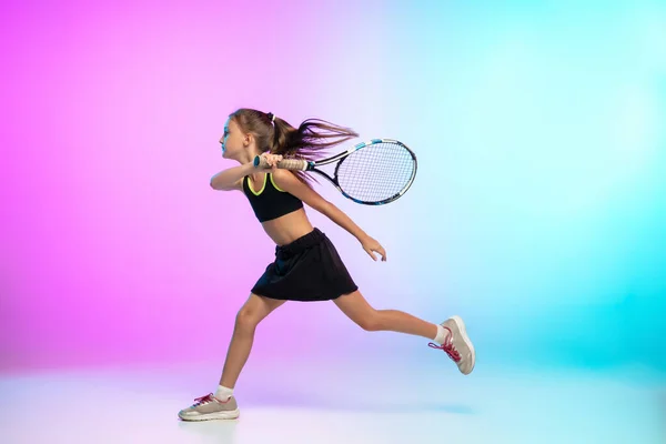 小さなテニス女の子で黒スポーツウェア絶縁でグラデーション背景でネオンライト — ストック写真