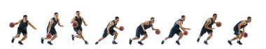 Genç basketbolcu, beyaz stüdyo arka planına karşı adım adım hedefinde