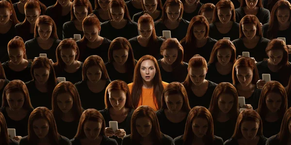 Draufsicht auf graue Menschenmenge mit identischen Menschen und einer besonderen Frau, Differenz- und Diversitätskonzept — Stockfoto