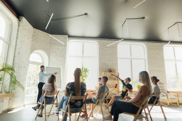 Man högtalare ger presentation i hallen vid universitetet workshop. Publiken eller konferenssalen — Stockfoto