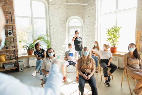 Man högtalare ger presentation i hallen vid universitetet workshop. Publiken eller konferenssalen — Stockfoto