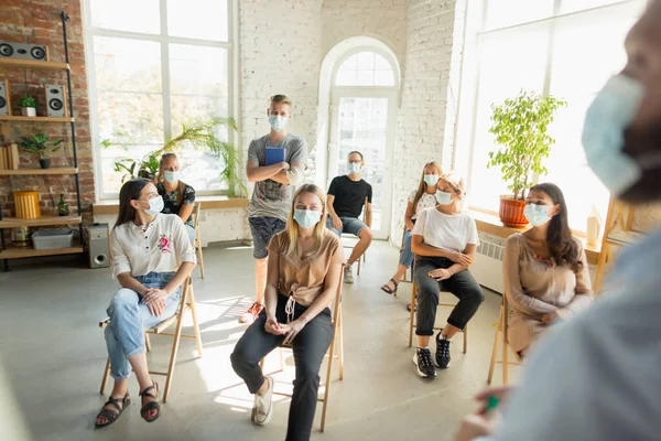 Palestrante masculino dando apresentação no salão na oficina da universidade. Audiência ou sala de conferências — Fotografia de Stock