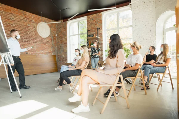 Male speaker giving presentation in hall at university workshop. Audience or conference hall — Stock Photo, Image