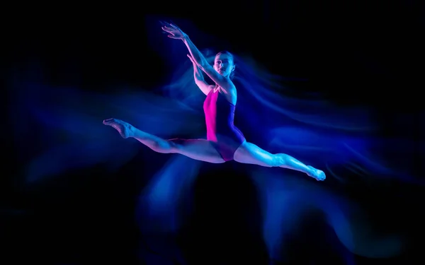 Mladý a půvabný baletní tanečník izolované na černém pozadí studia v neon smíšené světlo — Stock fotografie