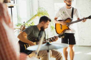Müzik grubu enstrümanlarla sanat işyerinde bir araya geliyor.