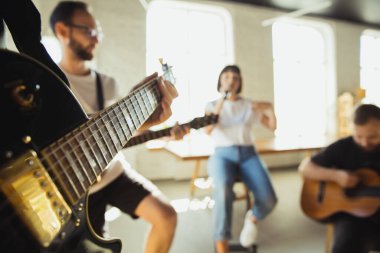 Müzik grubu enstrümanlarla sanat işyerinde bir araya geliyor.